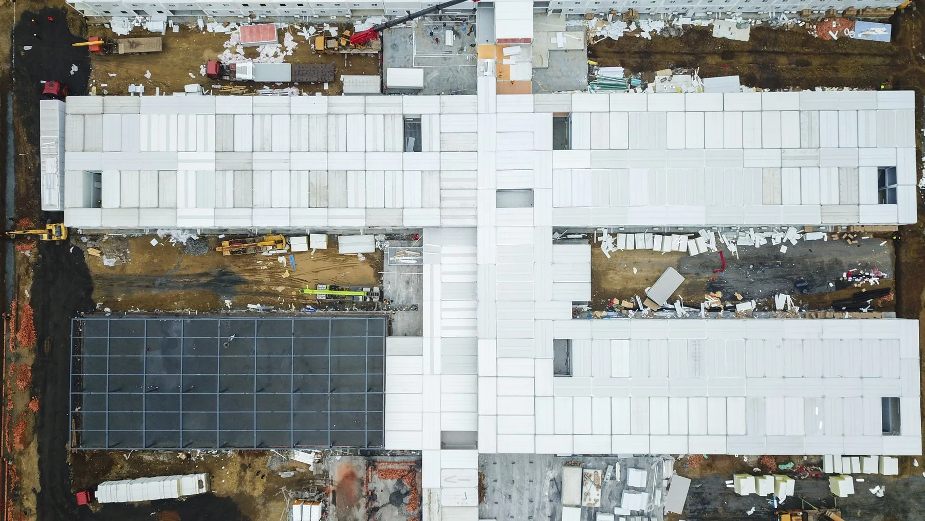 Vista aérea completa de una obra en construcción