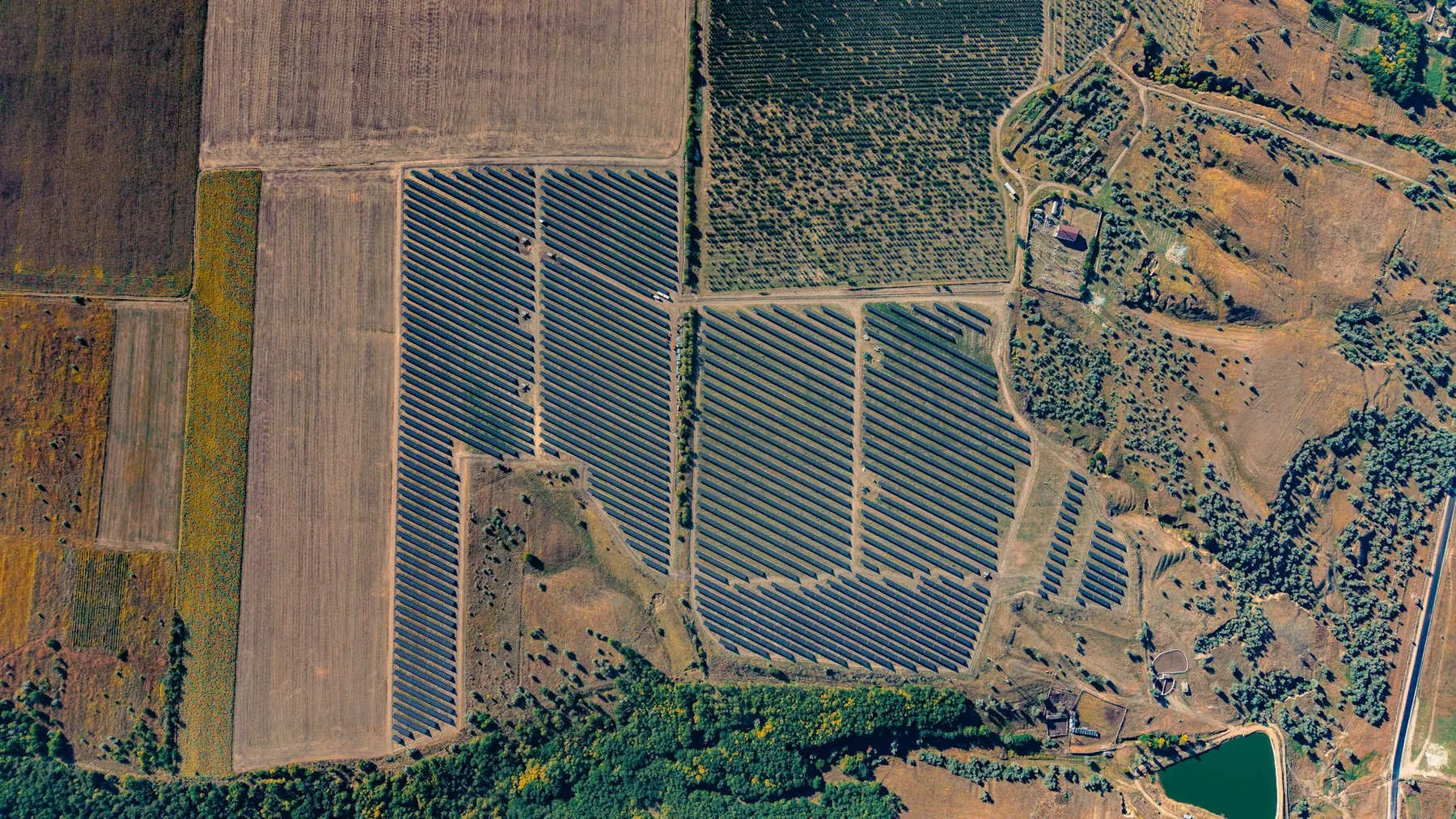 Vista aérea de una planta de energía solar