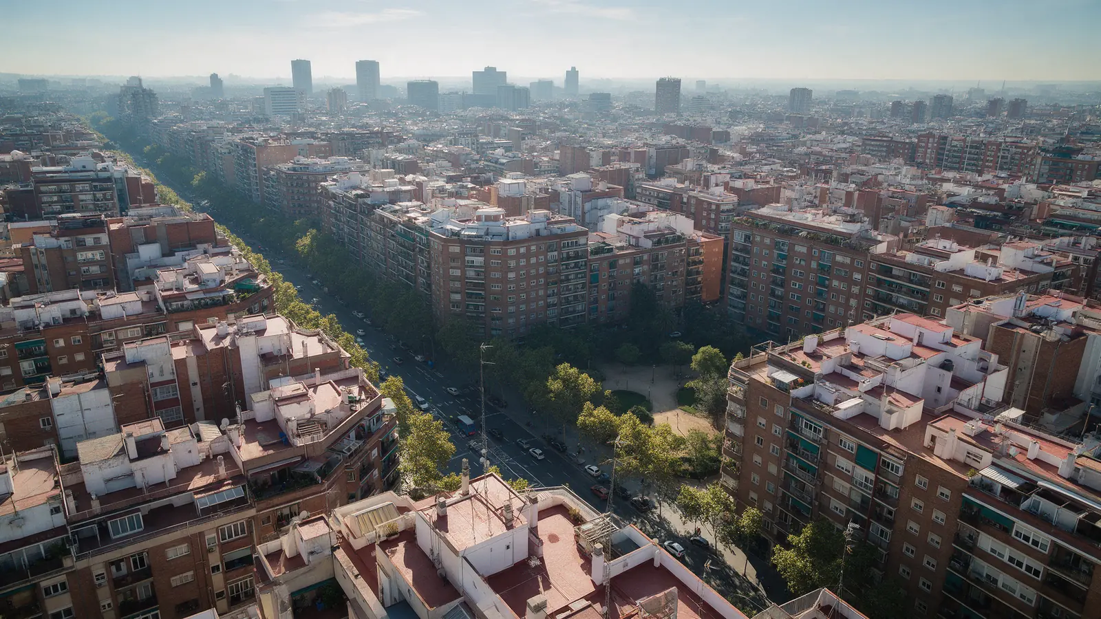 Azoteas y avenidas de una ciudad española desde el aire