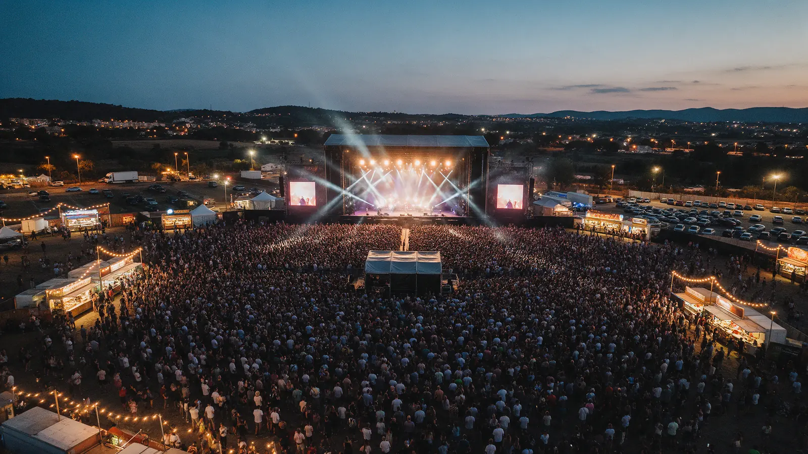 Festival al aire libre al anochecer desde el aire
