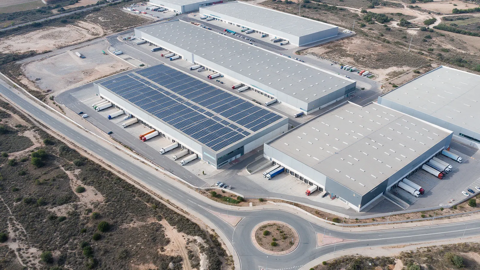 Naves logísticas y cubiertas industriales desde el aire